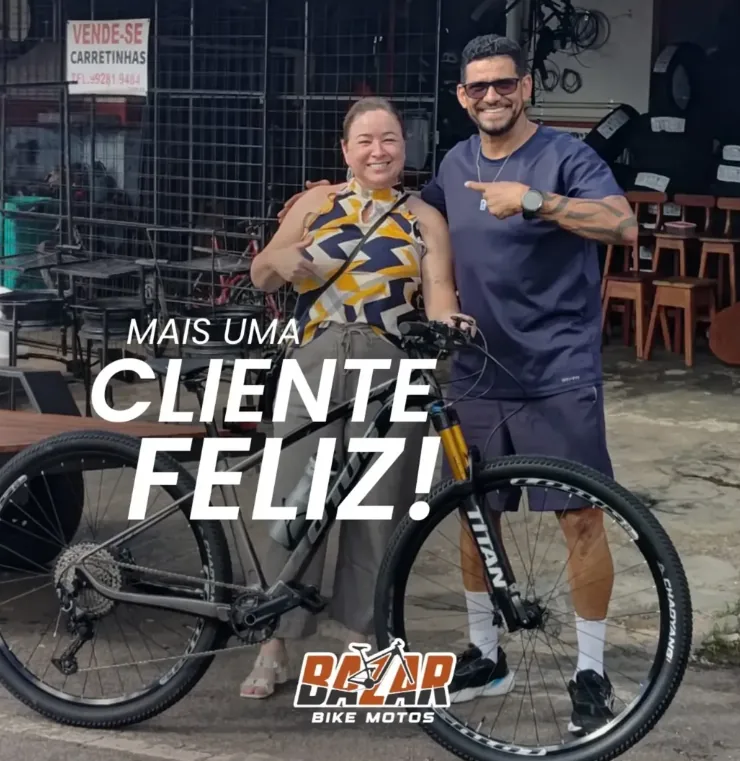 Arte da loja com o texto “Mais uma cliente feliz!”: uma cliente e um homem sorrindo ao lado de uma bicicleta